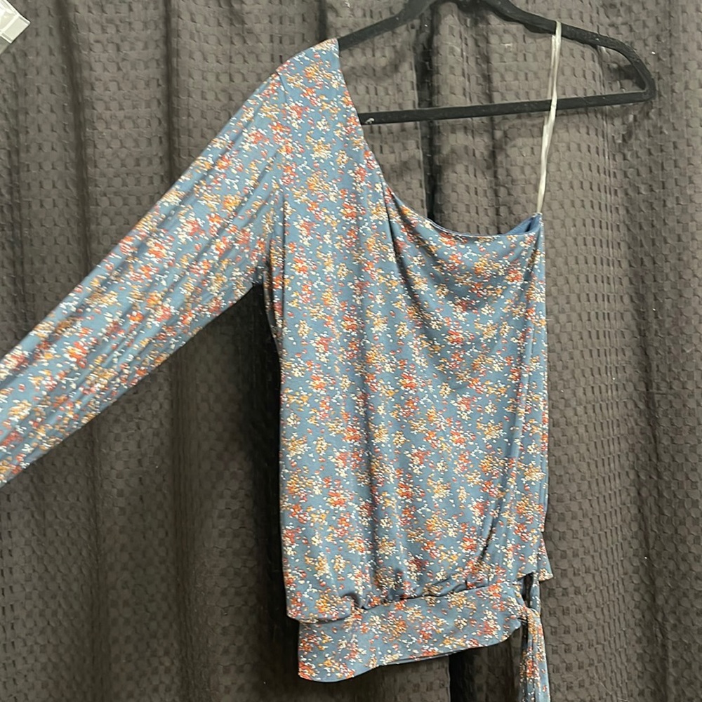 Cold shoulder willow+root floral top